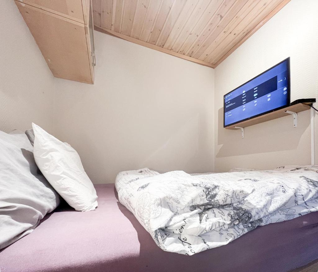 *** CENTRAl *** COZY *** KiNG BED ***
