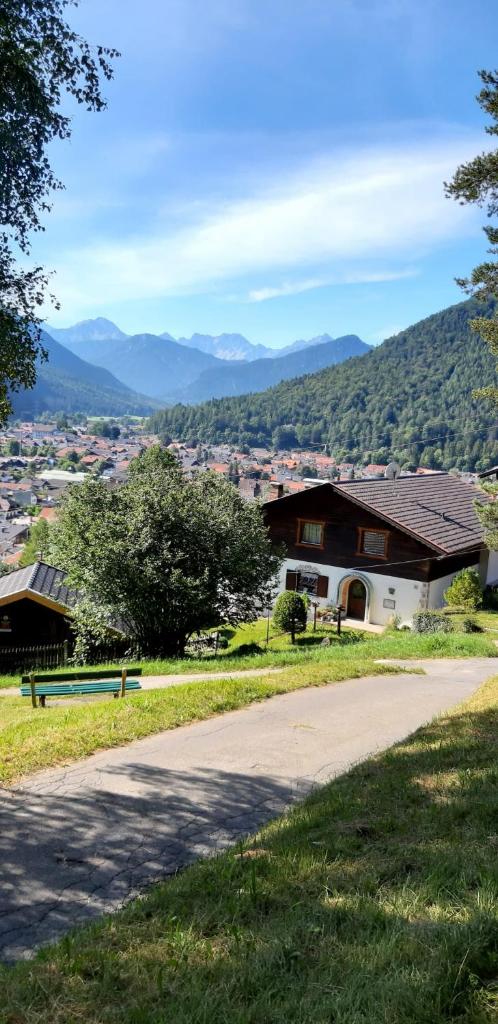 Große Ferienwohnung in Hanglage mit traumhaftem Bergblick