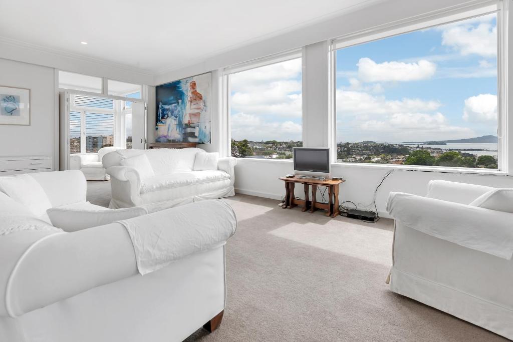 Spacious Sunny Seaview Apartment