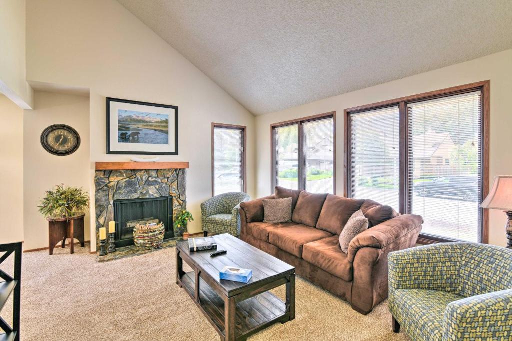Modern Anchorage Townhome 8 Mi to Downtown!