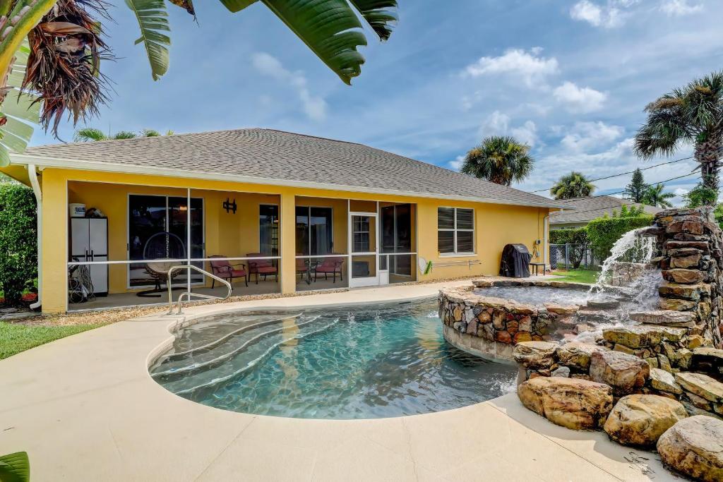 Artistic Pool and Spa Home- Close to Everything