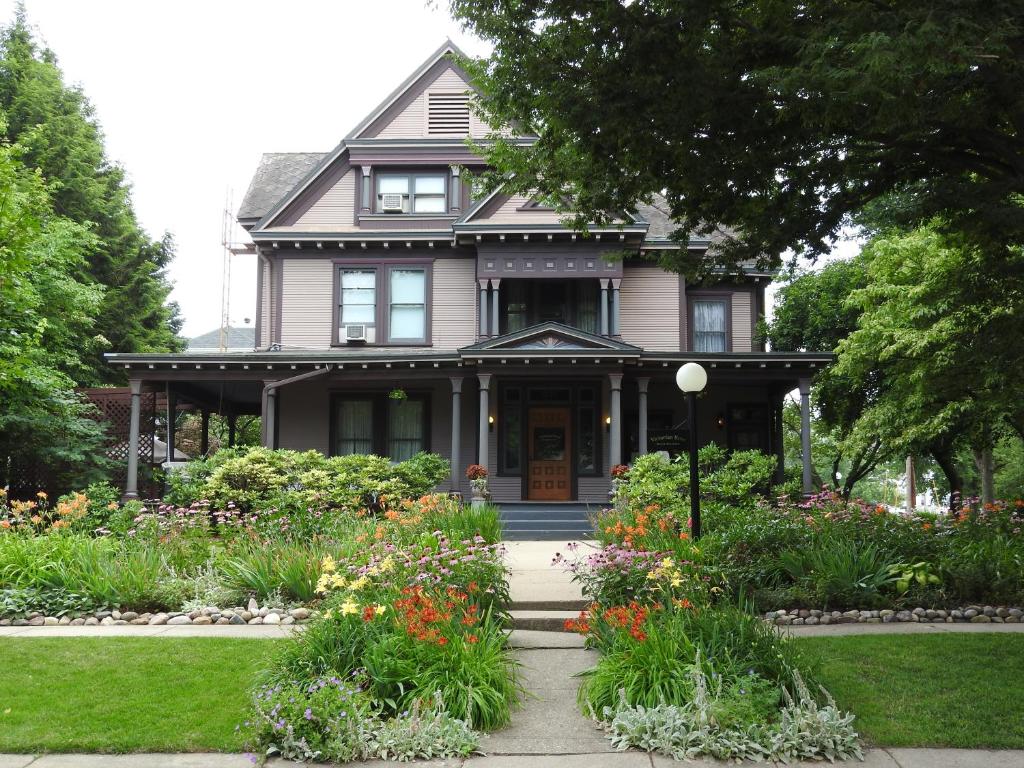 Champaign Garden Inn (Champaign)