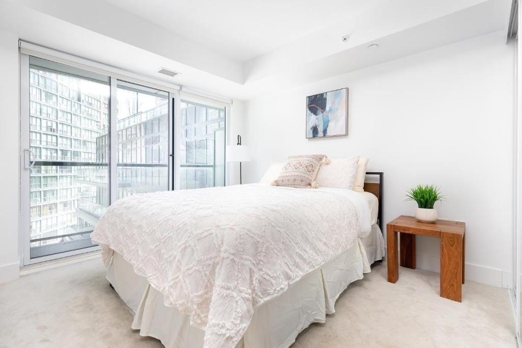 Upscale & Modern 2bd + Den 2ba heart of Downtown!