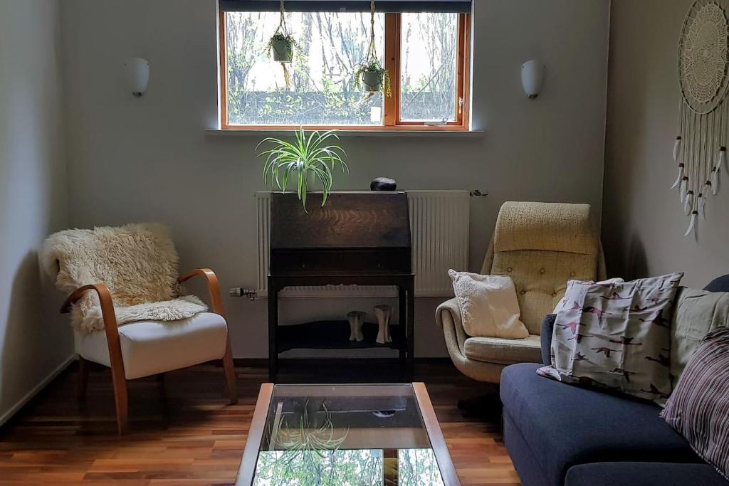 Skjolbraut - Cozy apartment - Central location - Free parking - Close to a public swimming pool and Sky Lagoon