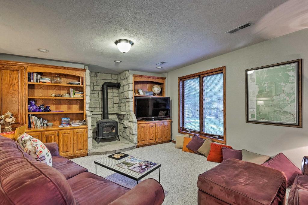 Charming Hideaway with Patio 3 Mi to Kansas State! (Manhattan)