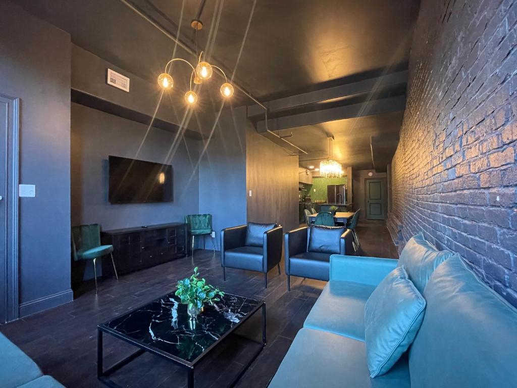Luxury City Escape & Peaceful Retreat by Hollyhock