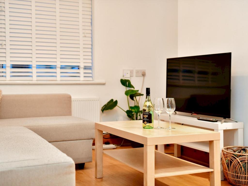 Pass the Keys Cosy Spacious Two Bedroom Home with Parking