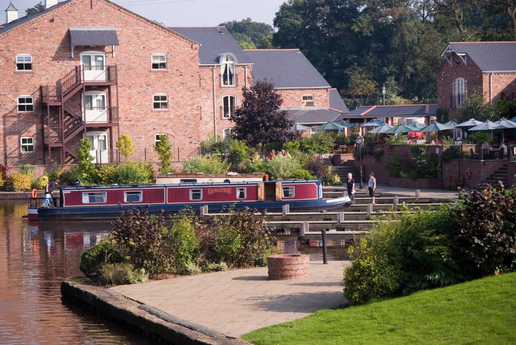 Lion Quays Resort (Chirk)