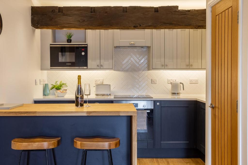 Luxury Apartment Woodsmill View - on the river - with balcony - Recently refurbished