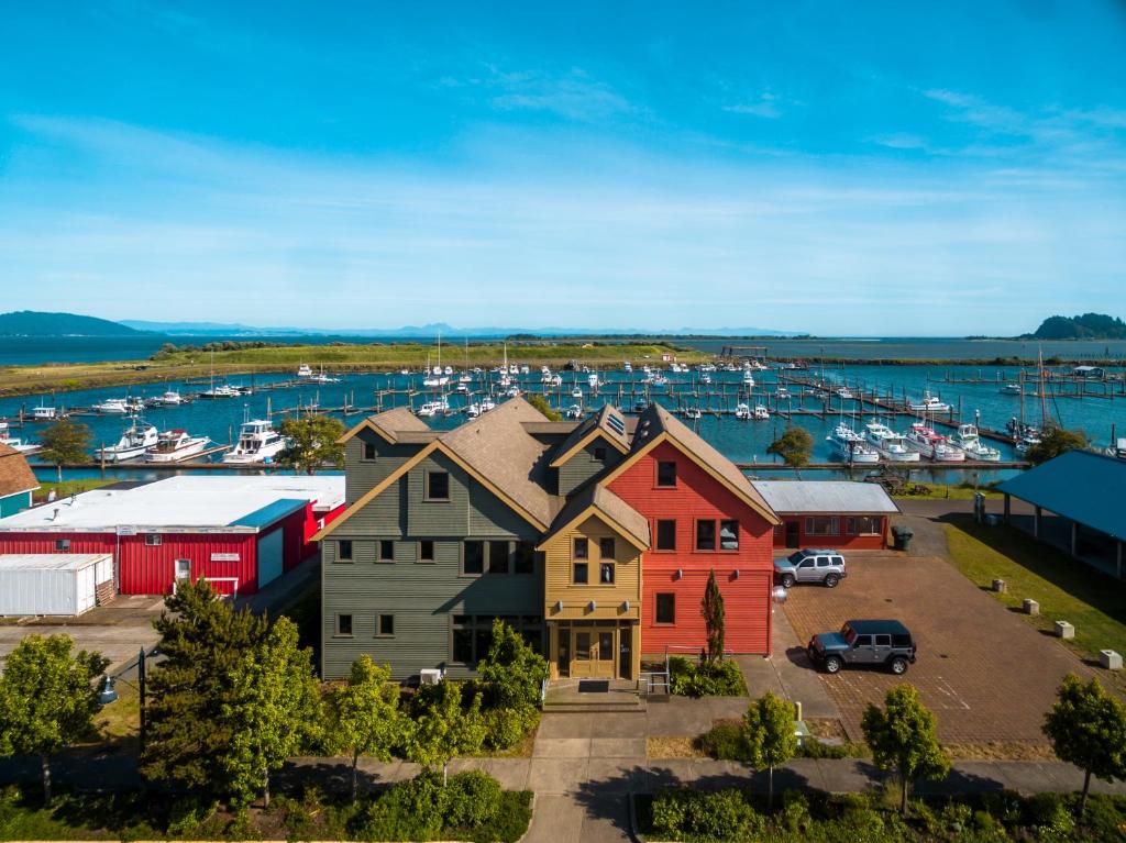 At The Helm Hotel (Ilwaco)