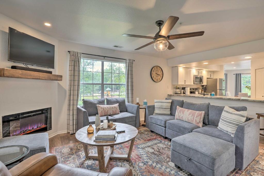 Lakefront Condo Near Nightlife and Outdoor Rec!