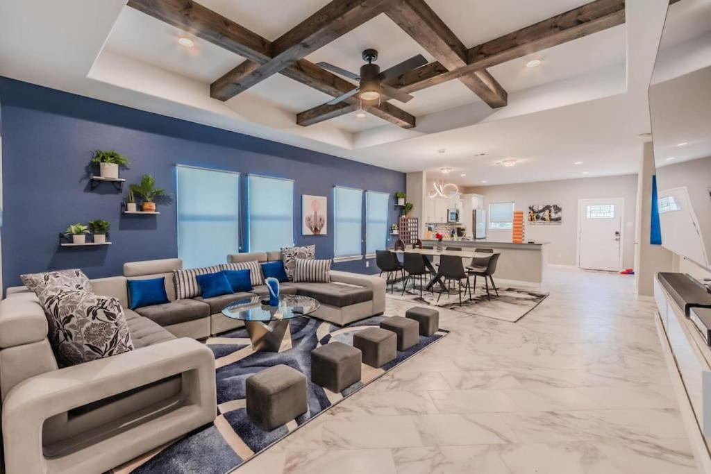 Modern 4 BR Near Downtown