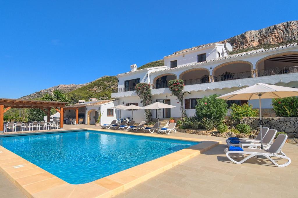 Sunset Villa - Private pool and tennis court