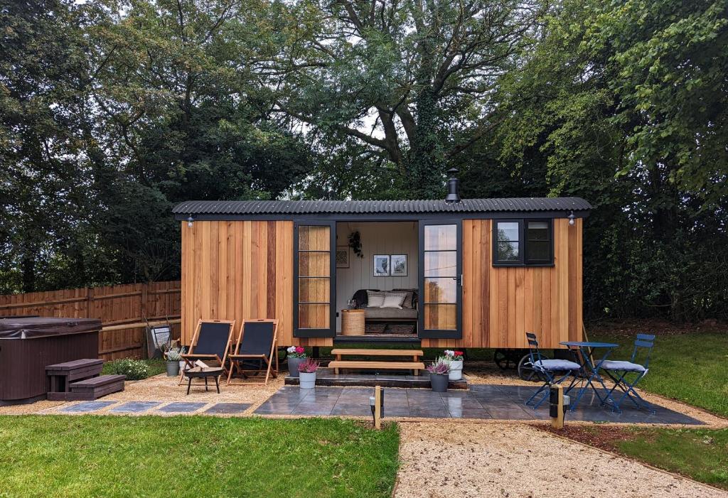 Luxury Shepherd's Hut in Private Orchard w/Hot-tub