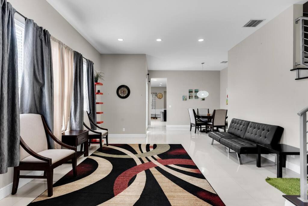 Miami/Ft Lauderdale private retreat near Airport.