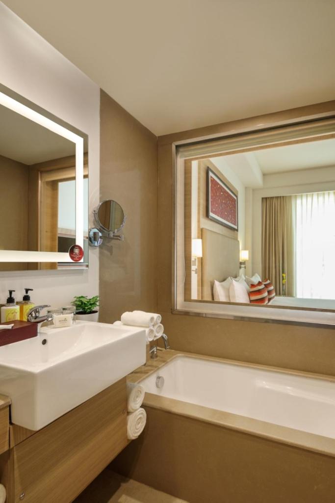 Sandal Suites by Lemon Tree Hotels (Noida)