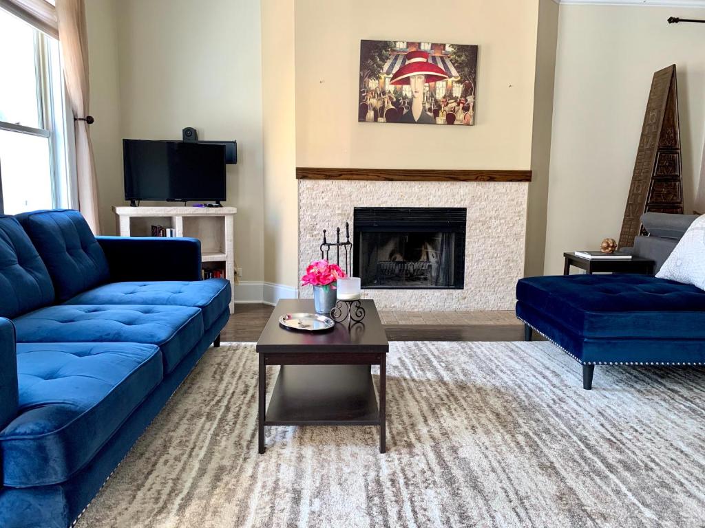 Old Town-Gold Coast Huge 5 br Home/ Free Parking/ Breakfast/ Pets OK/ Back Yard/ Walk Everywhere