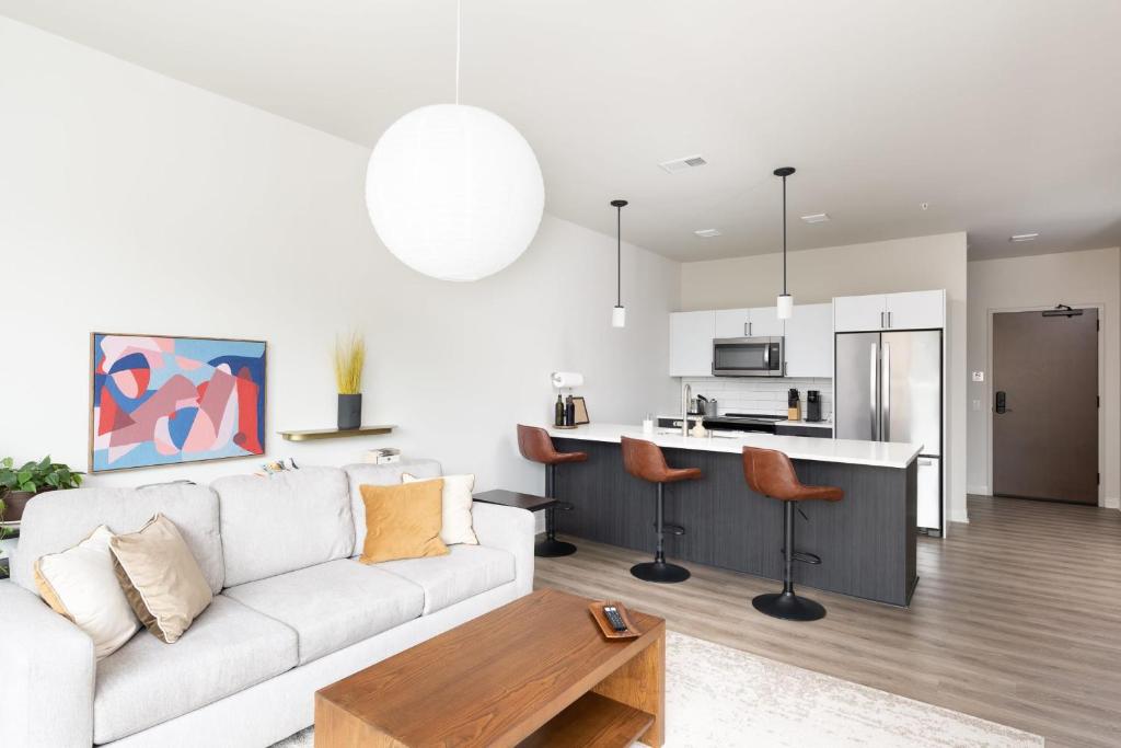 Flexhome East Side 1BR E3 - Brady St Balcony Lounge