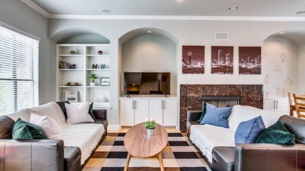 Stylish Three-Story Oak Lawn House