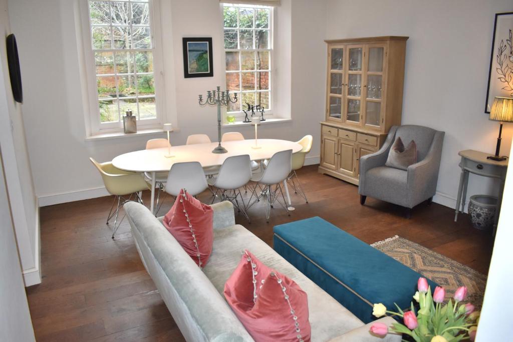 West Pallant Georgian Townhouse in City Centre with Courtyards