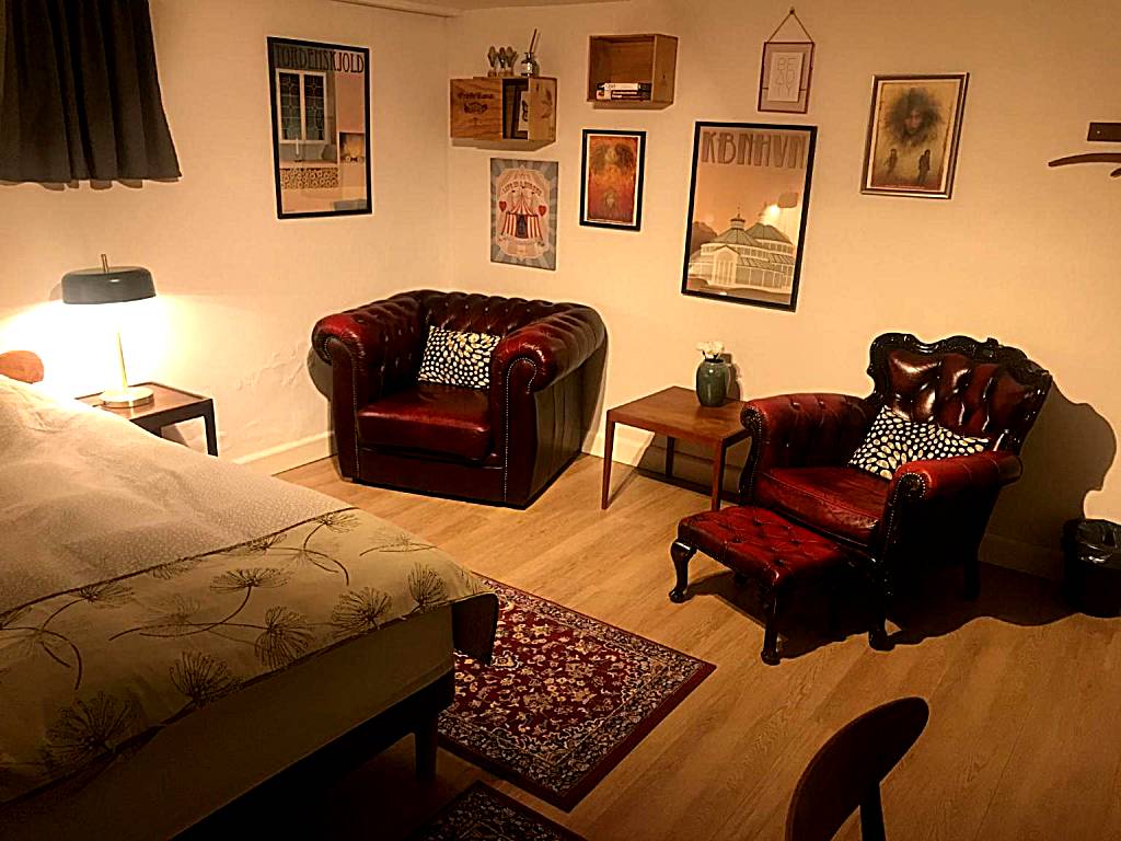 Comfortable Large Room King S bed near CPH centre