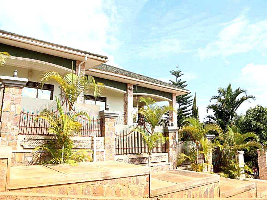 Spectacularly Beautiful Home At Stones and Palms