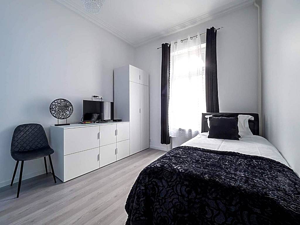 EXECUTIVE SINGLE ROOM WITH EN-SUITE in GUEST HOUSE CITY CENTRE