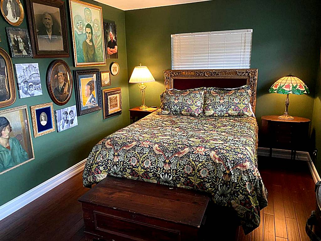 Phantom History House - Portrait Room
