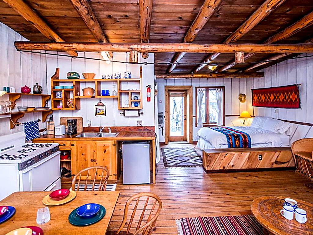 Taos Goji Farm & Eco-Lodge Retreat (Arroyo Seco)