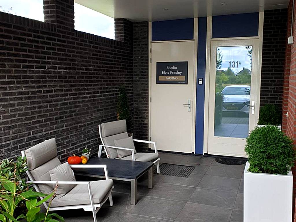 Elvis Presley private studio with kitchen and airconditioning (Goes)