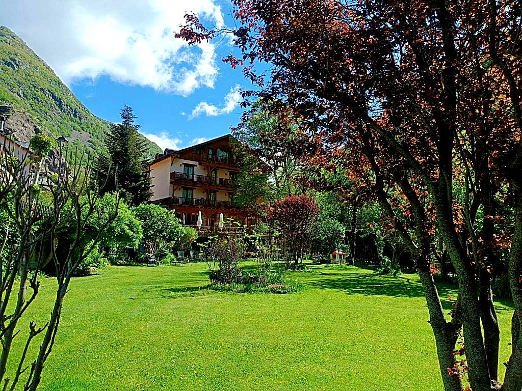 Hotel Estanys Blaus (Tavascan)