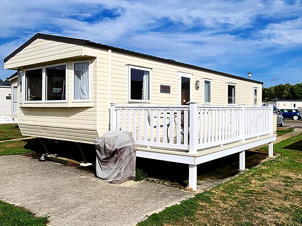 Lakeside Cotswold Holiday Home (Cirencester)