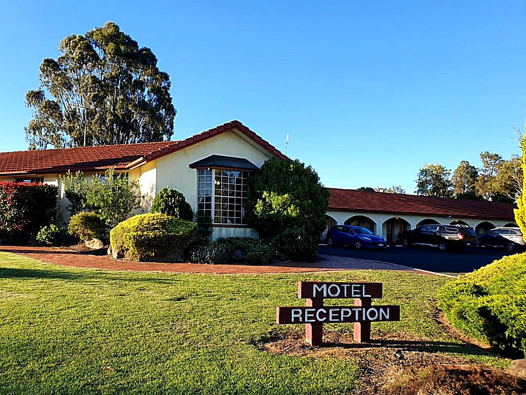 McNevins Warwick Motel