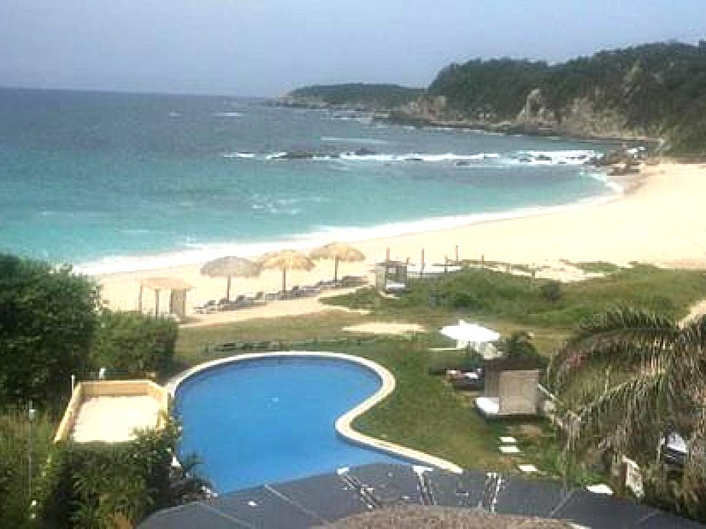 Manta Raya Hotel - right on the beach