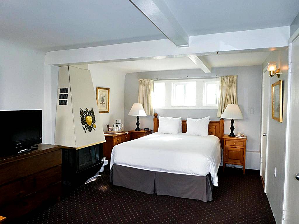 Carmel Fireplace Inn: Santa Fe Room, 1 Queen - Pet-Friendly