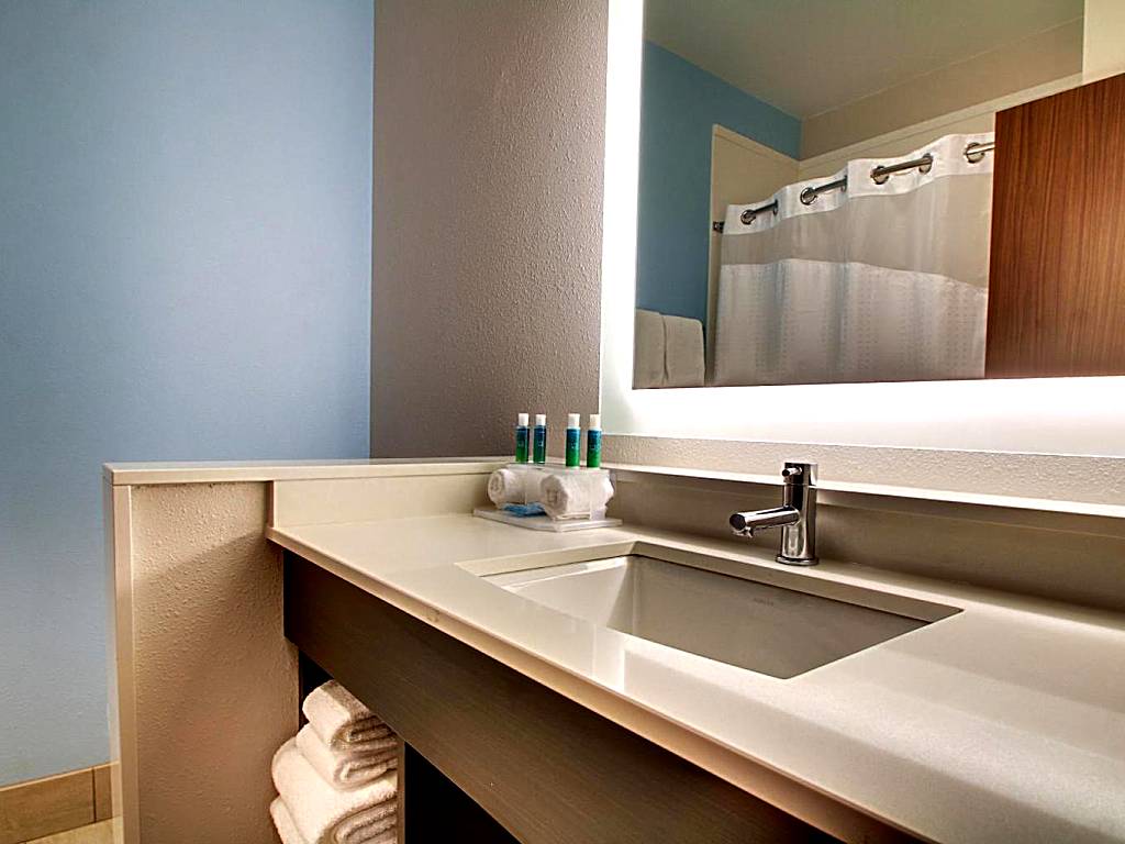 Holiday Inn Express & Suites Charleston NE Mt Pleasant US17: King Room - Hearing Accessible - Non-Smoking