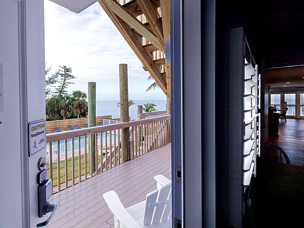 Lost Inn Paradise: King Room with Pool View