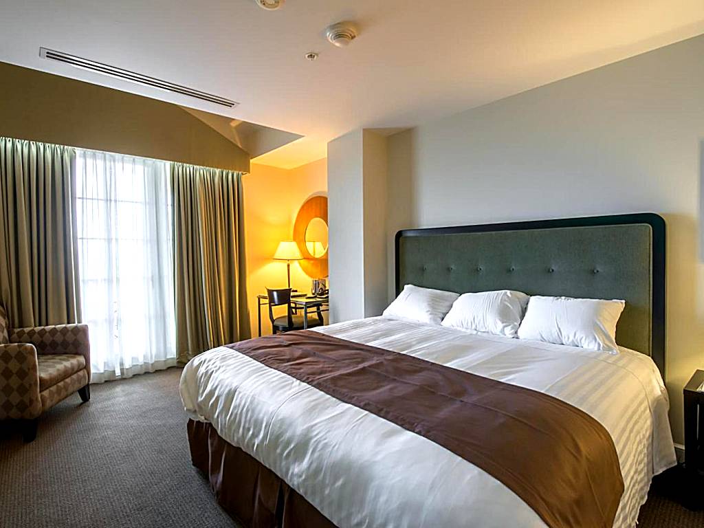 The Glen Club: Deluxe Single Room with Balcony (Glenview)
