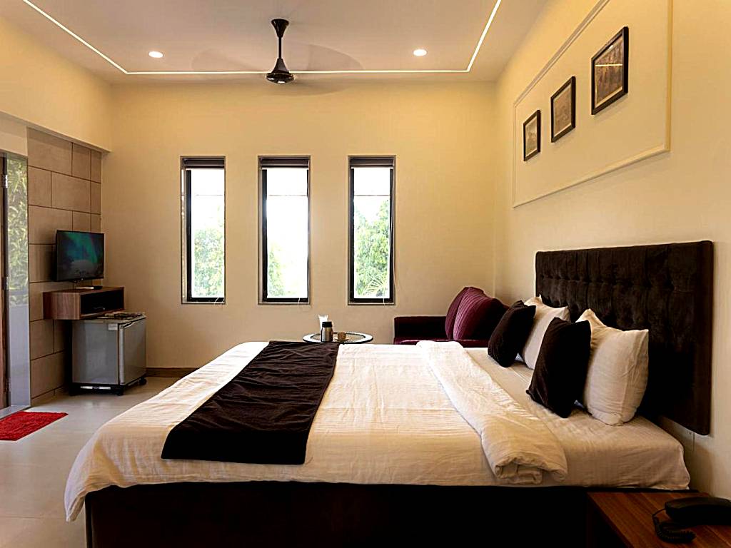 Girivihar Holiday Resort Club: Superior King Room