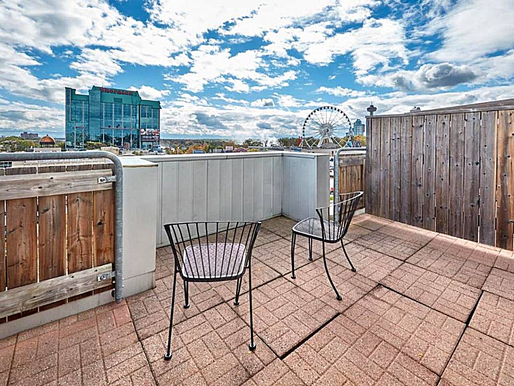 The Falls Hotel & Inn: Two Queen Balcony with Fireworks view