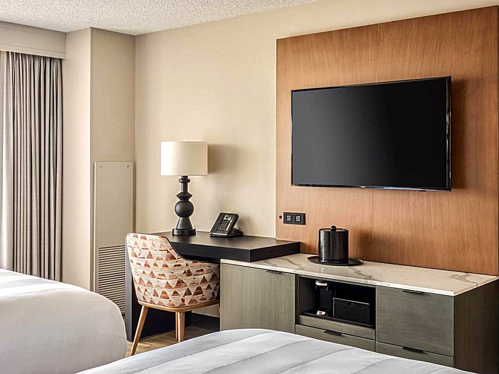 San Diego Marriott Mission Valley: King Room with Balcony and City View