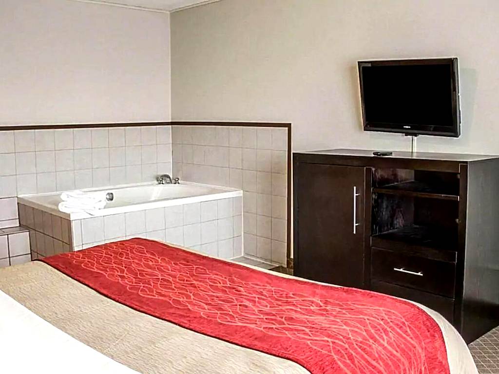 Norwood Inn & Suites Columbus: Deluxe King Room with Hot Tub - Non-Smoking