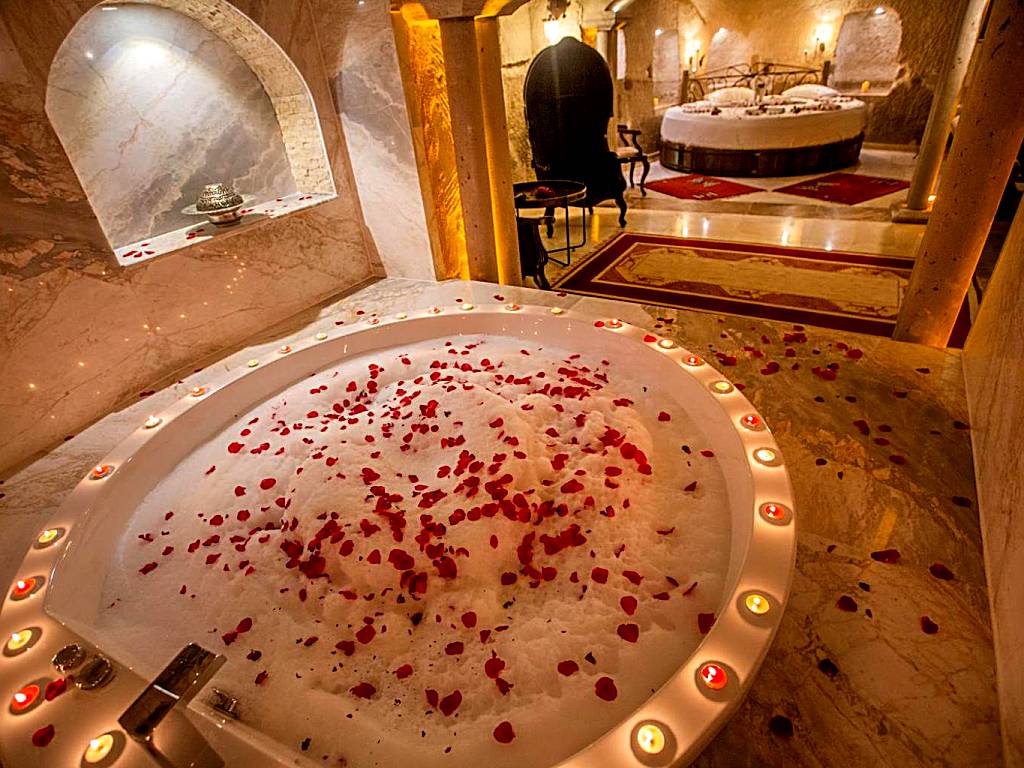 Divan Cave House: King Room - single occupancy