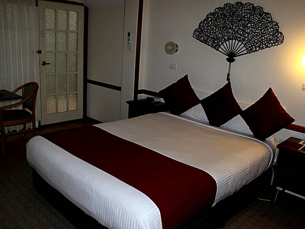 Three Explorers Motel: Queen Room with Spa Bath