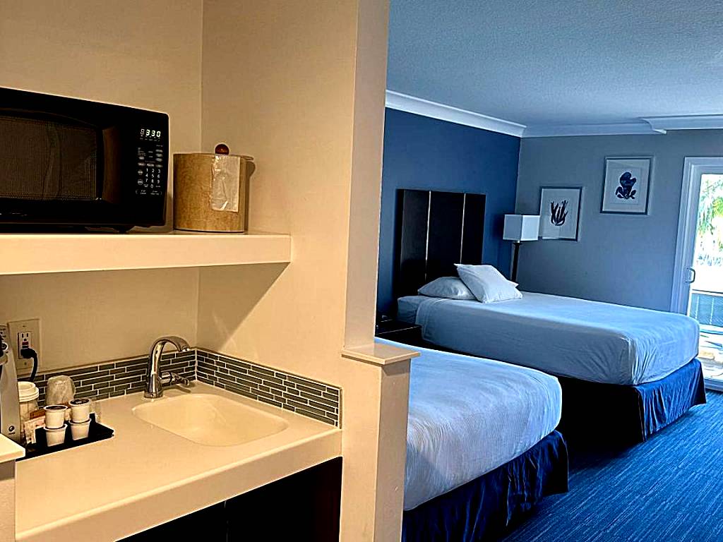 The Pacific Inn: Executive Two Queen Jacuzzi Room with Balcony (Seal Beach)