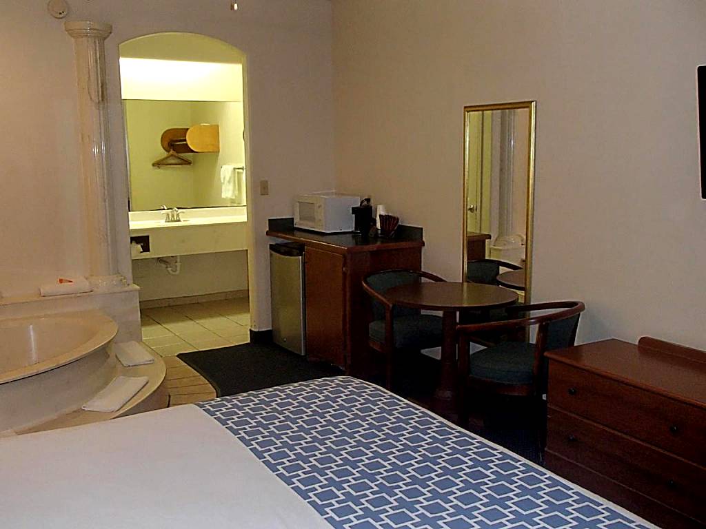 Flamingo Inn: King Room with Spa Bath (South Padre Island)