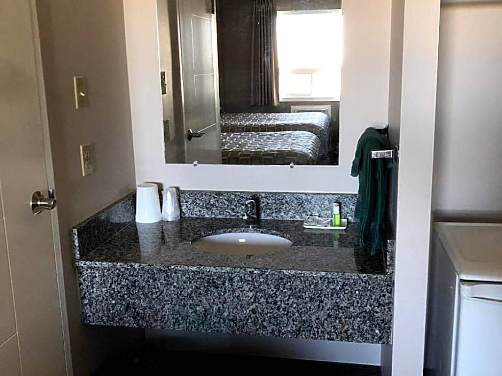 Arbour Ridge Inn & Suites: Queen Room (Kindersley)