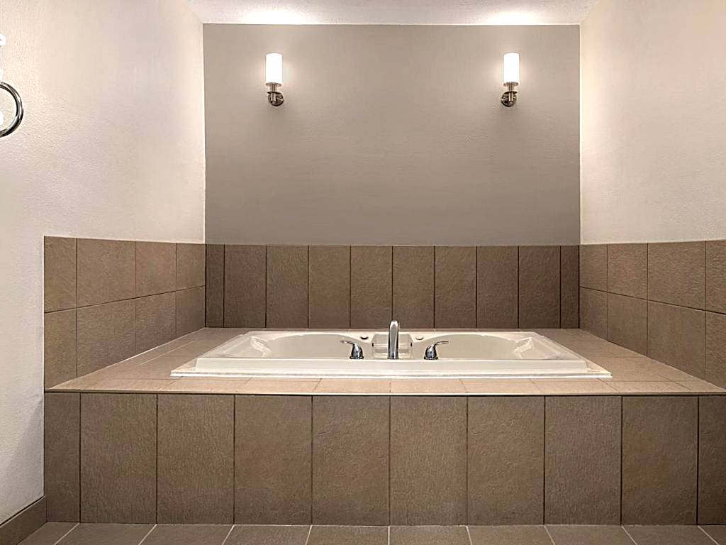 Country Inn & Suites by Radisson: Extended Stay King Suite with Whirlpool and Kitchenette (Brookings)
