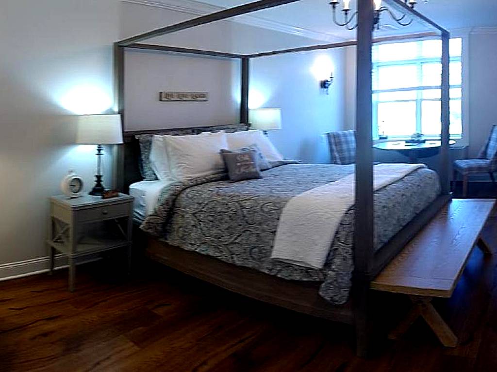 Harbor House Inn: King Room with Spa Bath (Sackets Harbor)
