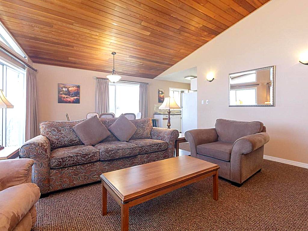 The Cedarwood Inn & Suites: Deluxe Queen Suite with Two Queen Beds and Sofa Bed (Sidney)